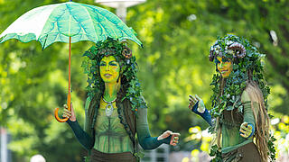 Als Naturwesen verkleidete Stelzenläuferinnen.