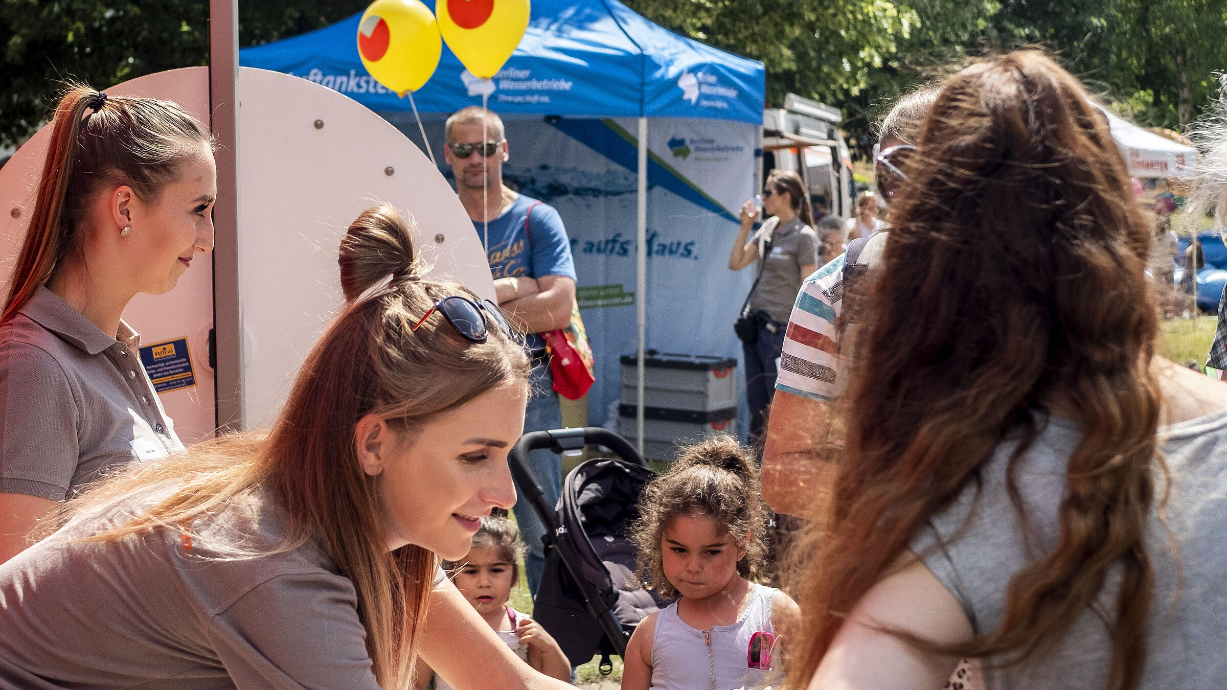 Kinder am Lotteriestand