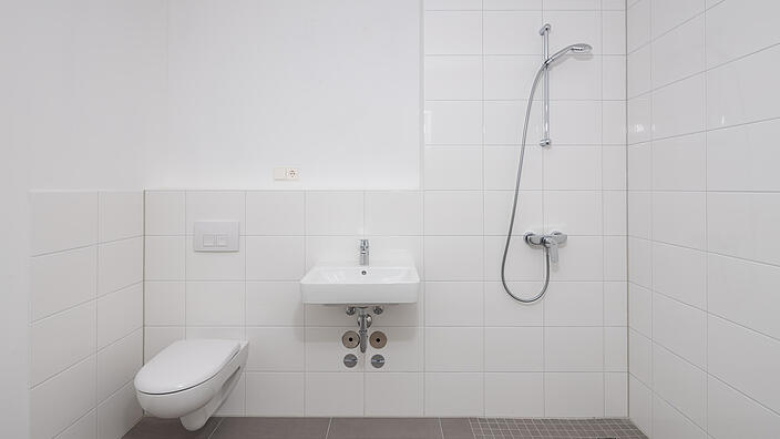 Bild zeigt barrierefreies Bad in Musterwohnung, Wilhelmsruher Damm 142.