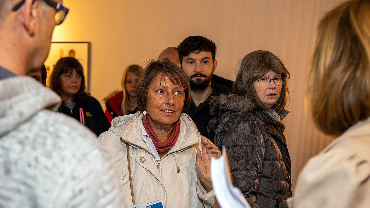 Menschen bei der Besichtigung einer Musterwohnung