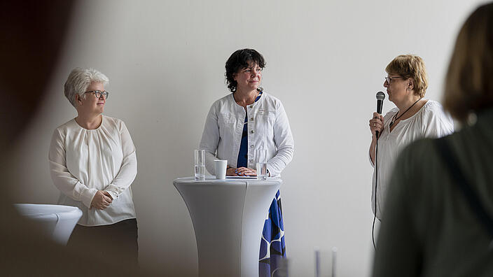 Einweihung des Wohnprojektes LAB 661 in Wedding (v.l.n.r): Stefanie Remlinger (Bezirksbürgermeisterin Berlin-Mitte), Irina Herz (Bereichsleitung Immobilienbewirtschaftung und Prokuristin GESOBAU AG) und Stefanie Kupfer (Kundencenterleiterin bei der GESOBAU AG) begrüßen die Gäste.