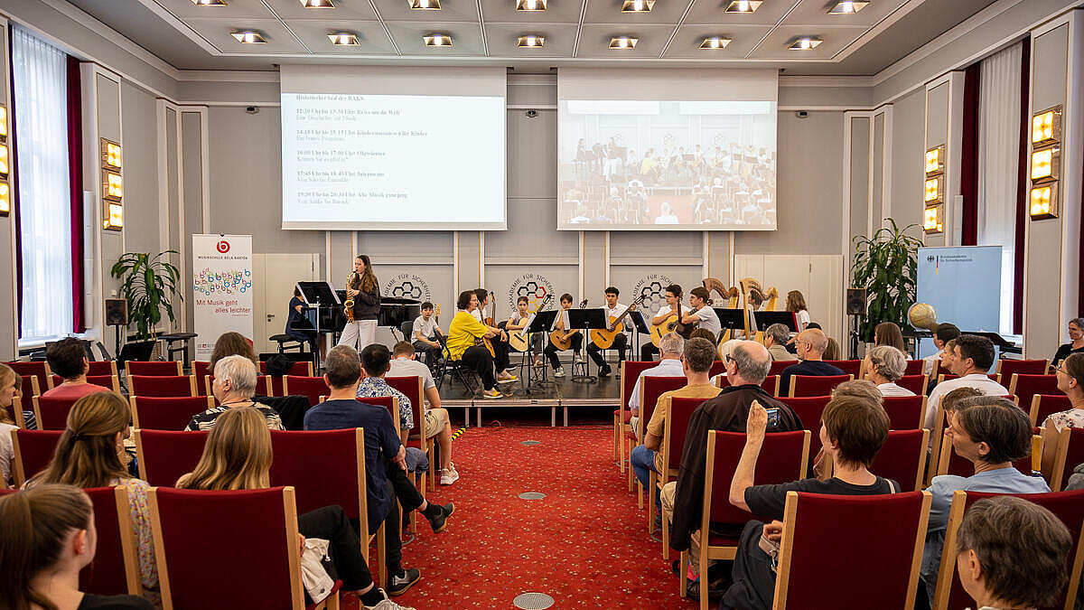 Innenaufnahme zeigt Musiker*innen der Musikschule Béla Bartók im Historischen Saal.