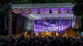 Publikum vor der Kunstfest-Bühne