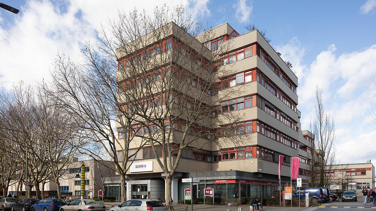 Außenaufnahme zeigt die ehemalige GESOBAU-Zentrale am Wilhelmsruher Damm 142 vor ihrer Sanierung und dem Umbau in ein Wohnhaus.