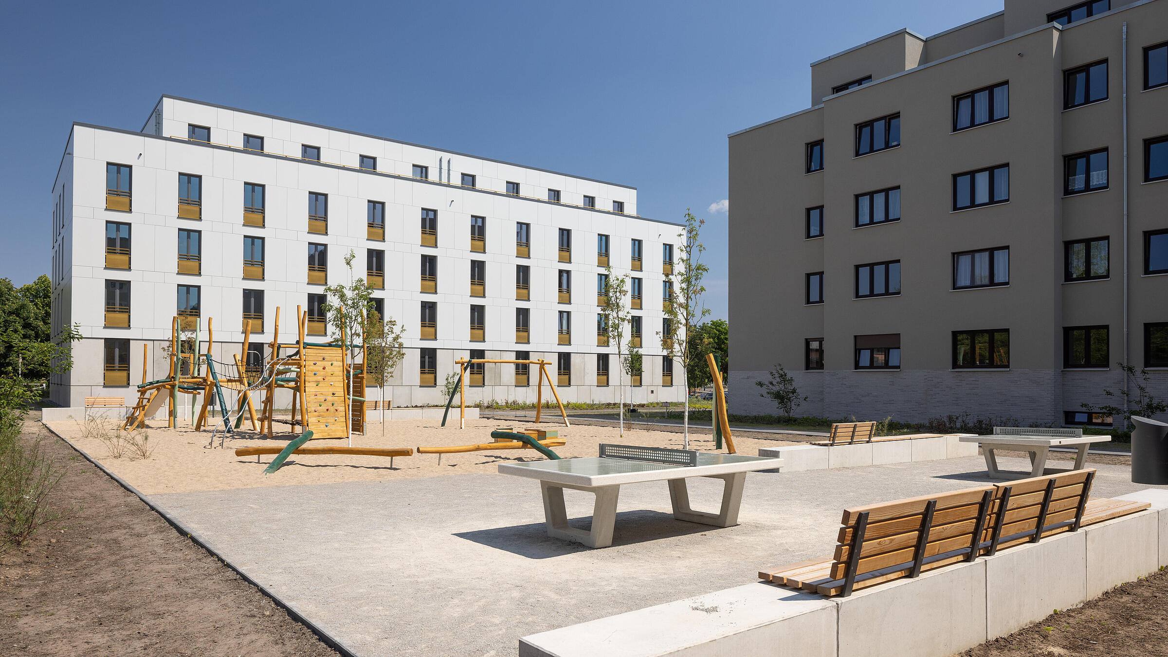 Außenaufnahme zeigt rückwärtigen Spielplatz