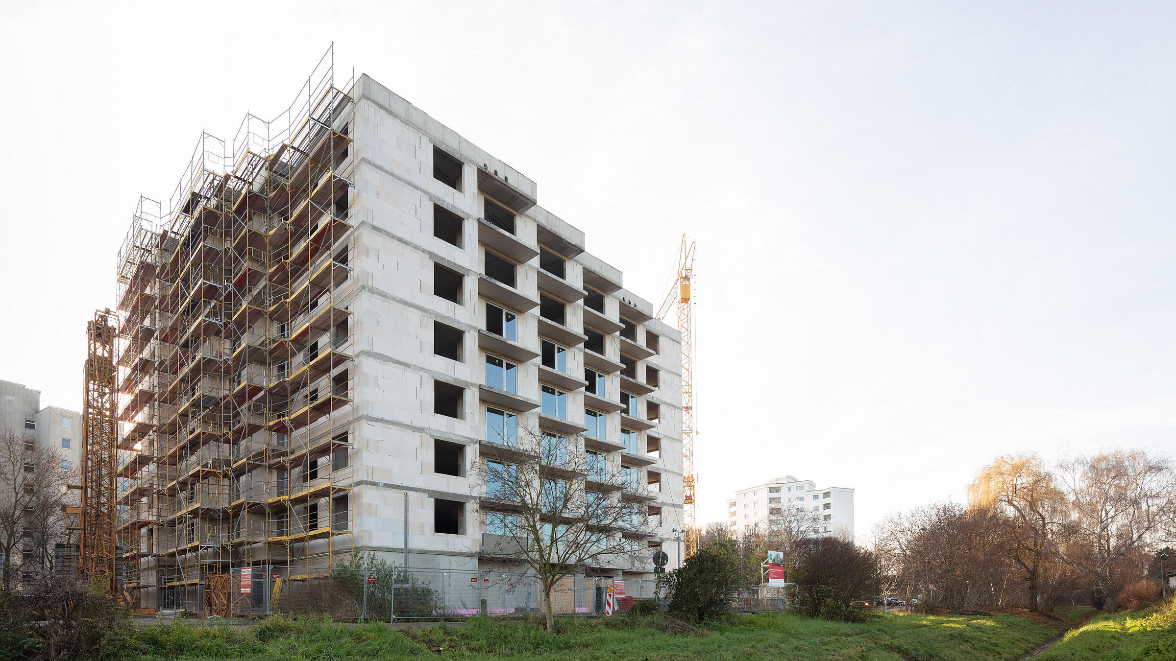 Außenaufnahme zeigt den Neubau der Finsterwalder Straße in der Dämmerung.