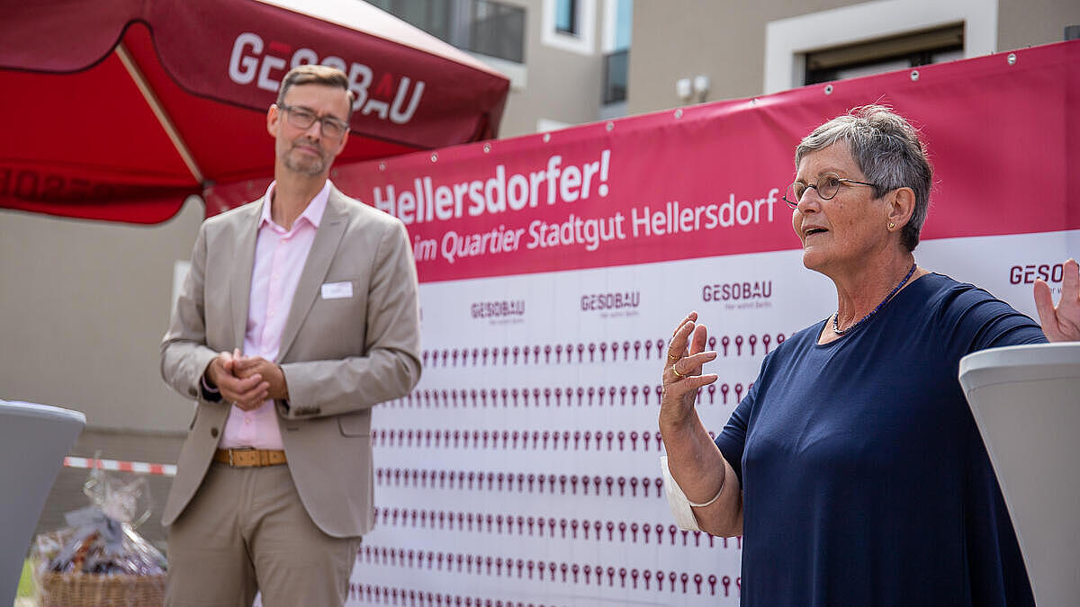 Dagmar Pohle, Bezirksbürgermeisterin von Marzahn-Hellersdorf, und Lars Holborn, Prokurist und Geschäftsbereichsleiter Immobilienbewirtschaftung bei der GESOBAU 