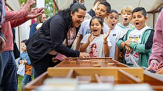 Kinder freuen sich beim Spielen
