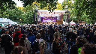 großes Publikum vor der Kunstfest-Bühne