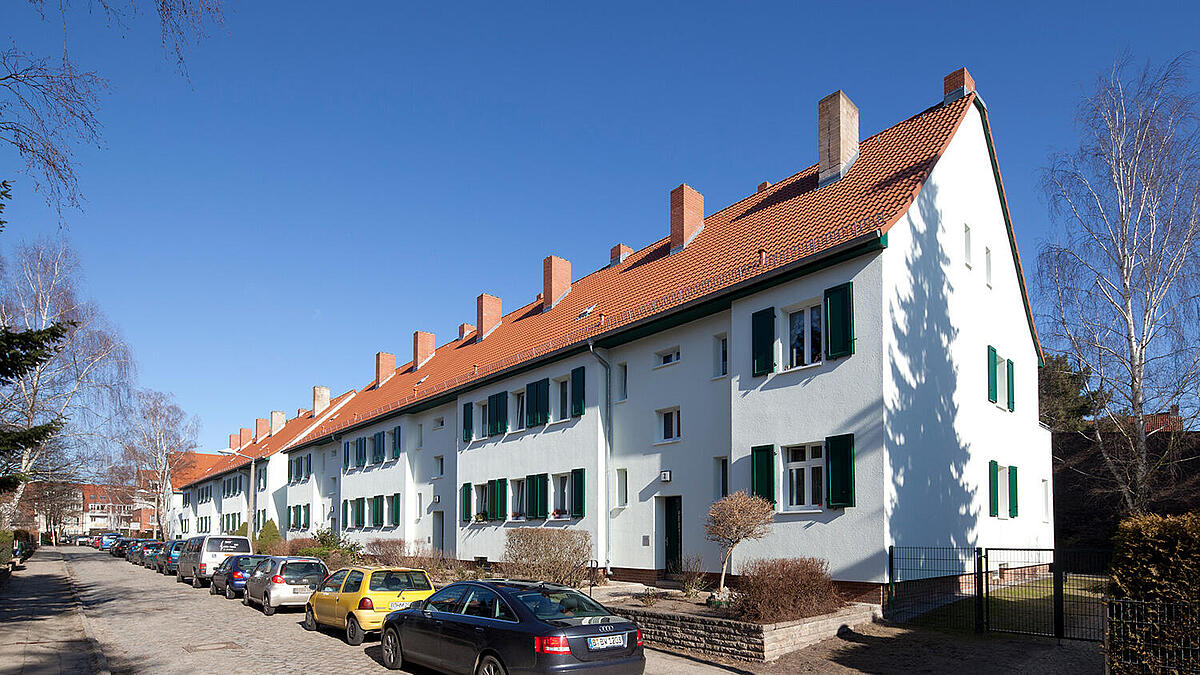 Außenaufnahme zeigt die Wohnhauser im Döbrabergweg nach der Sanierung 2017.