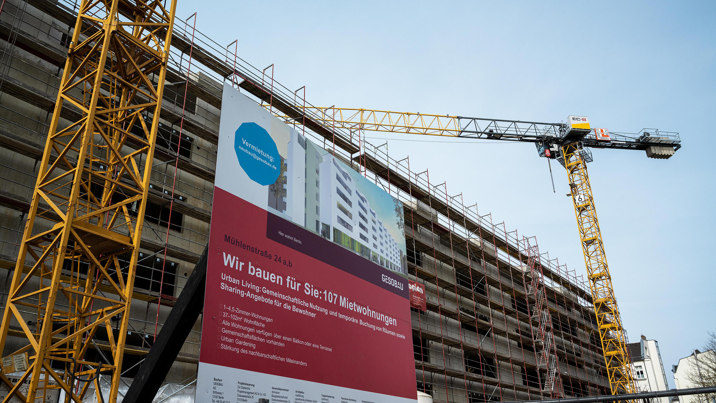 Wohnhaus im Bau, im Vordergrund ein Bauschild