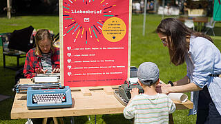 Außenaufnahme zeigt den Workshop-Bereich auf der Festwiese.