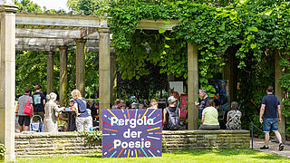 Blick auf die Pergola der Poesie mit verschiedenen Lesungen