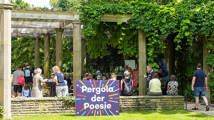 Blick auf die Pergola der Poesie mit verschiedenen Lesungen