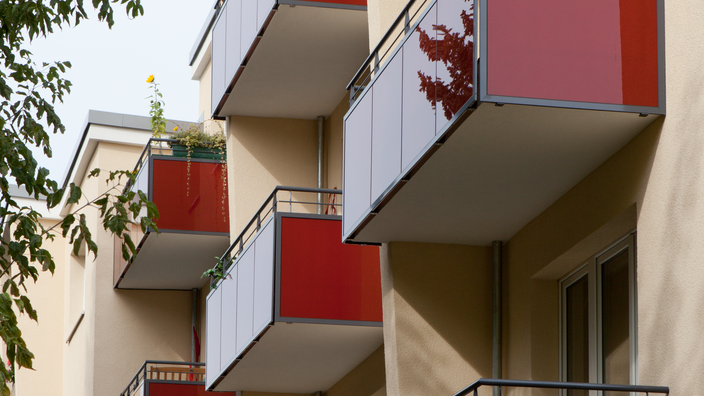 Detailansicht einer Wohnhausfassade mit Balkonen