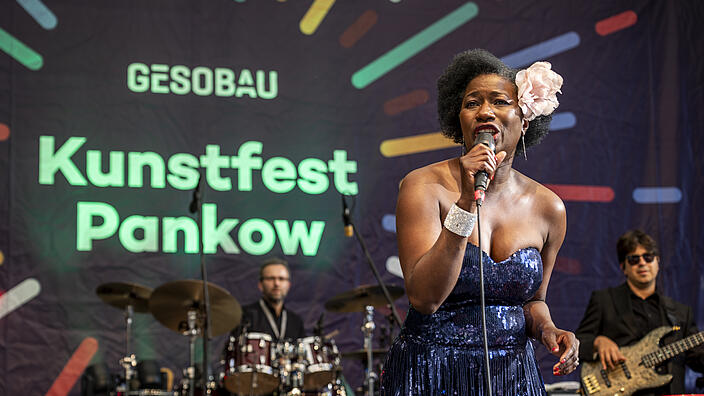 Außenaufnahme zeigt Vanessa Haynes live auf der Großen Bühne.