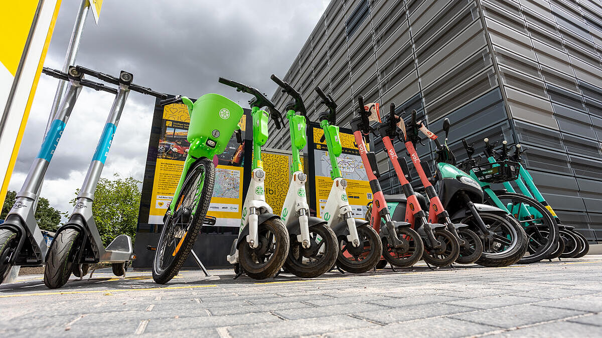 Jelbi-Station mit E-Scootern und E-Bikes.