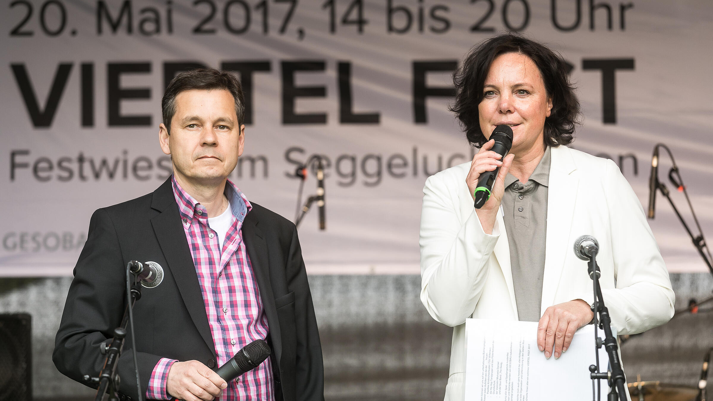 Bezirksstadtrat Uwe Brockhausen und Irina Herz, Bereichsleiterin Immobilienbewirtschaftung bei der GESOBAU