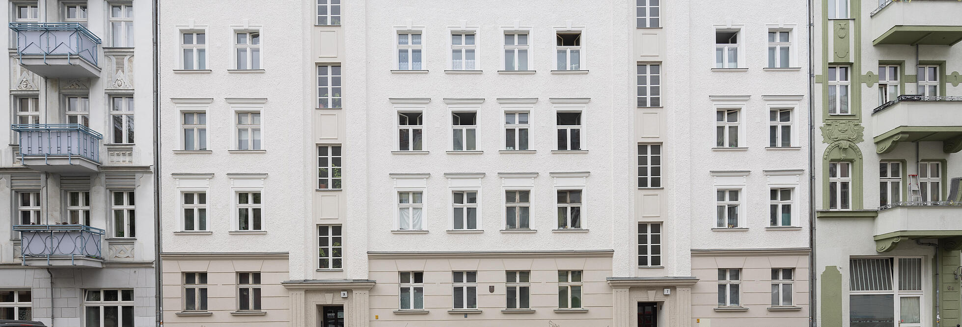 helle Hausfassade eines mehrstöckigen Altbau-Wohnhauses in der Schonenschen Straße 7