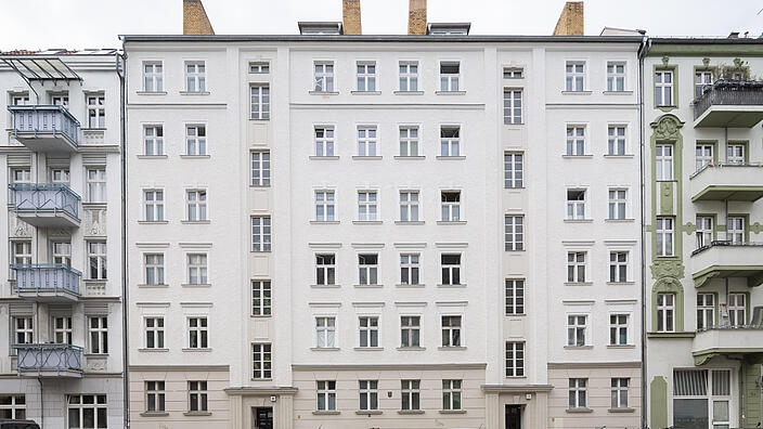 helle Hausfassade eines mehrstöckigen Altbau-Wohnhauses in der Schonenschen Straße 7