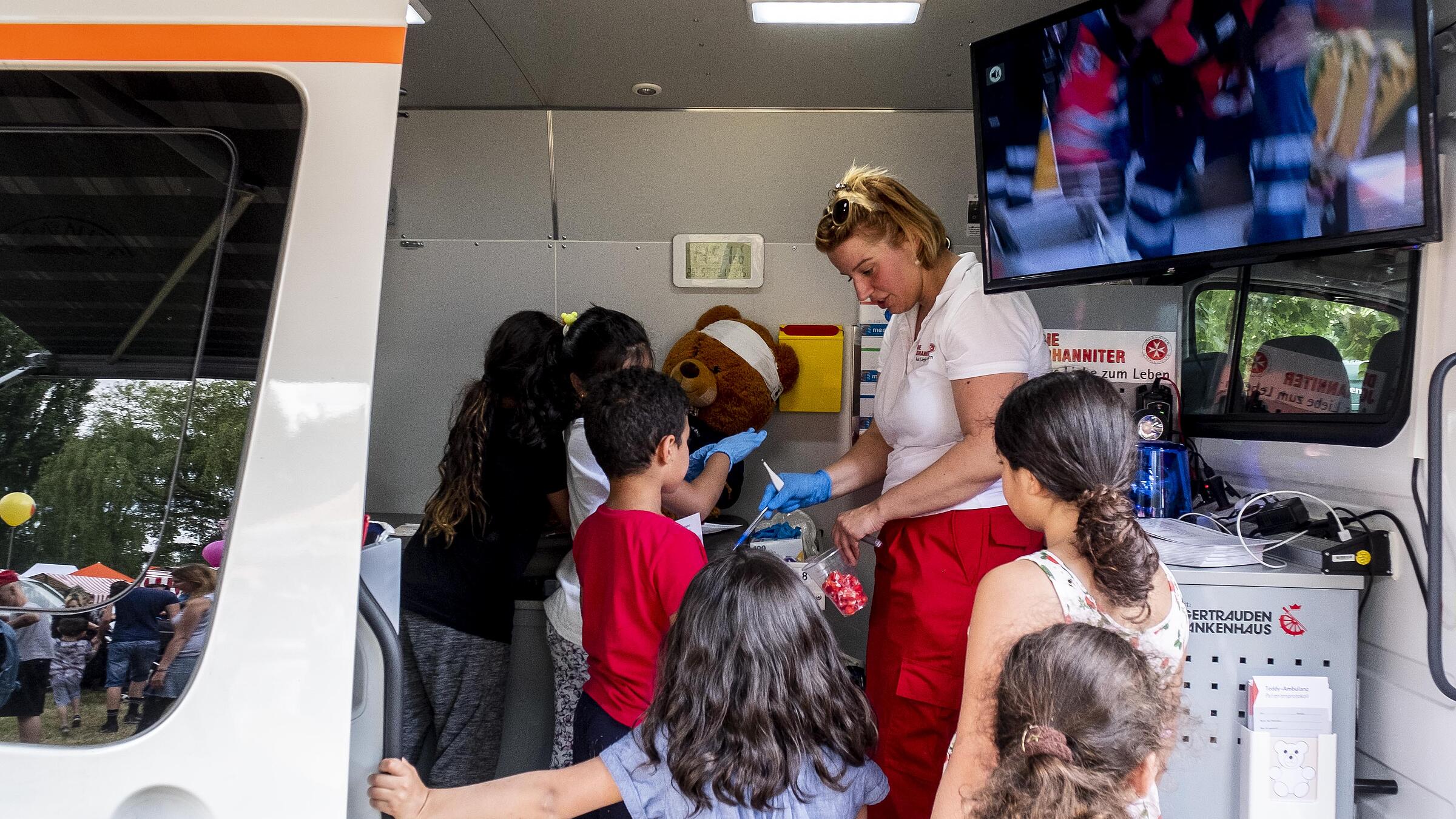 Kinder erkunden Krankenwagen 
