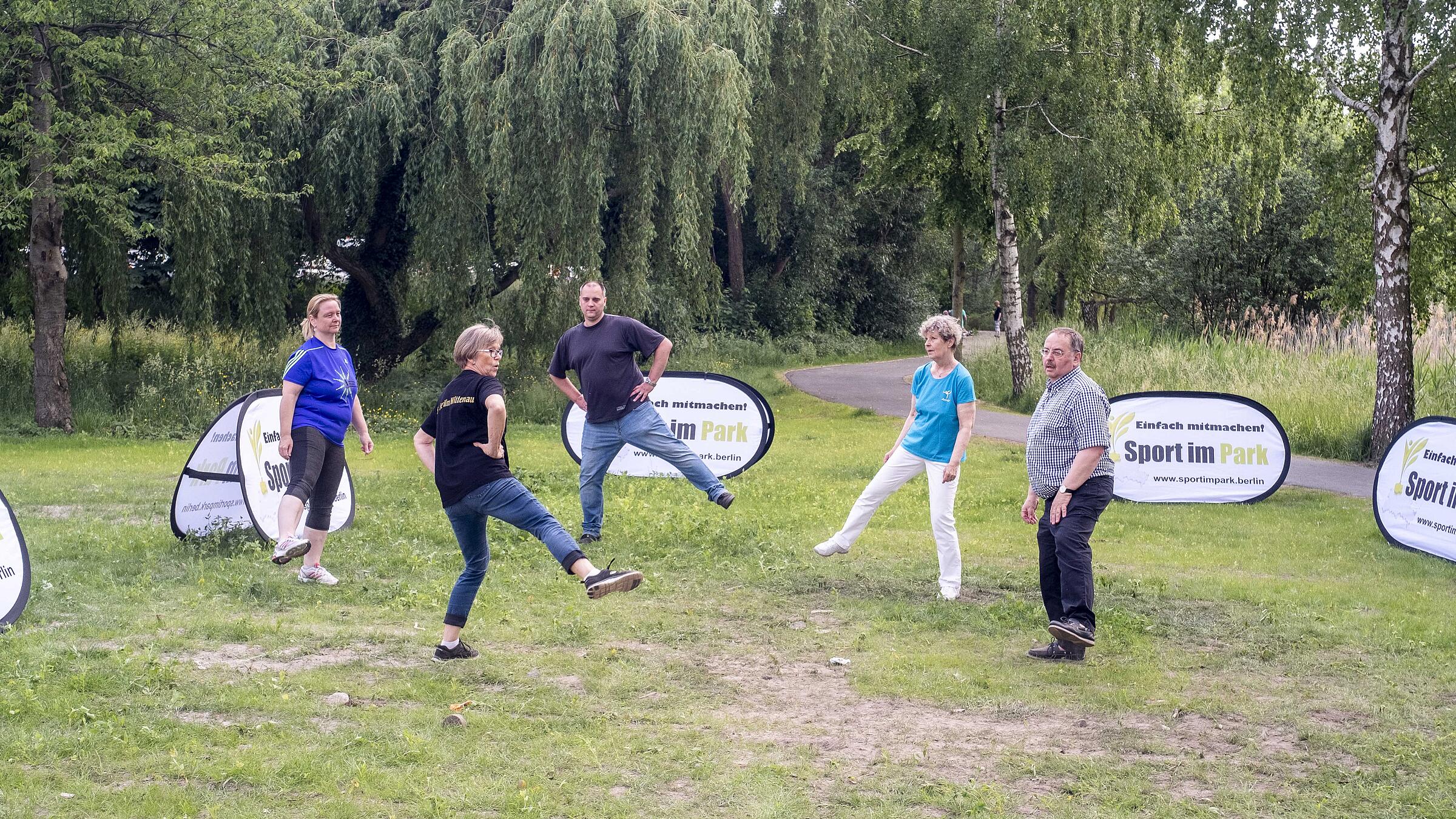 Kinder spielen auf einer Wiese