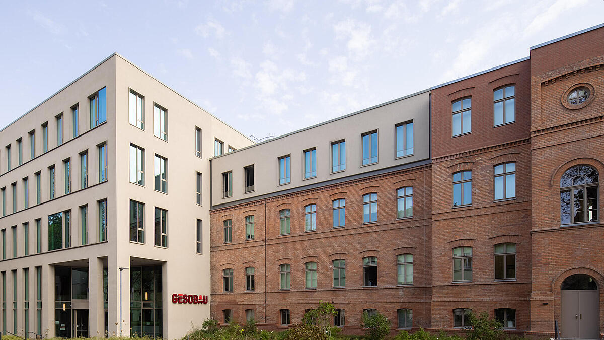 Außenaufnahme zeigt das Bürogebäude im Stiftsweg 1 nach seinem Umbau.