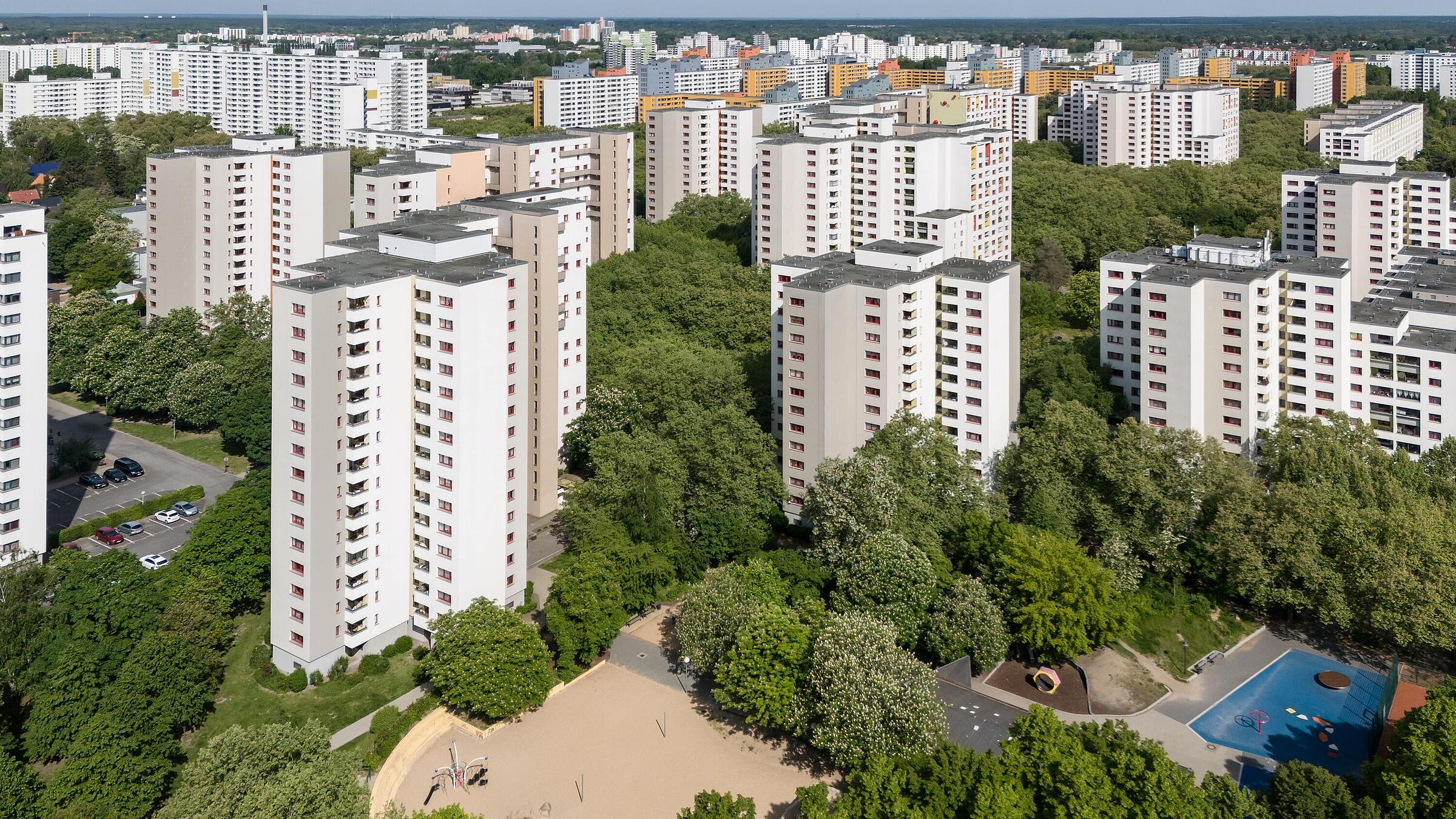Bild zeigt Luftaufnahme der Wohnhausgruppe 910: Dannenwalder Weg, Wilhelmsruher Damm