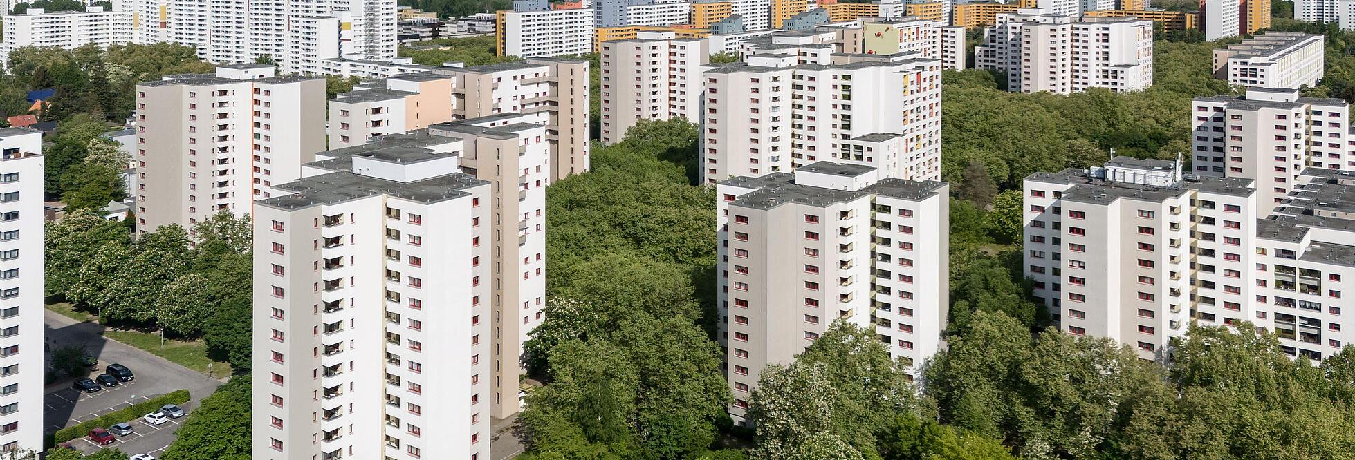 Bild zeigt Luftaufnahme der Wohnhausgruppe 910: Dannenwalder Weg, Wilhelmsruher Damm