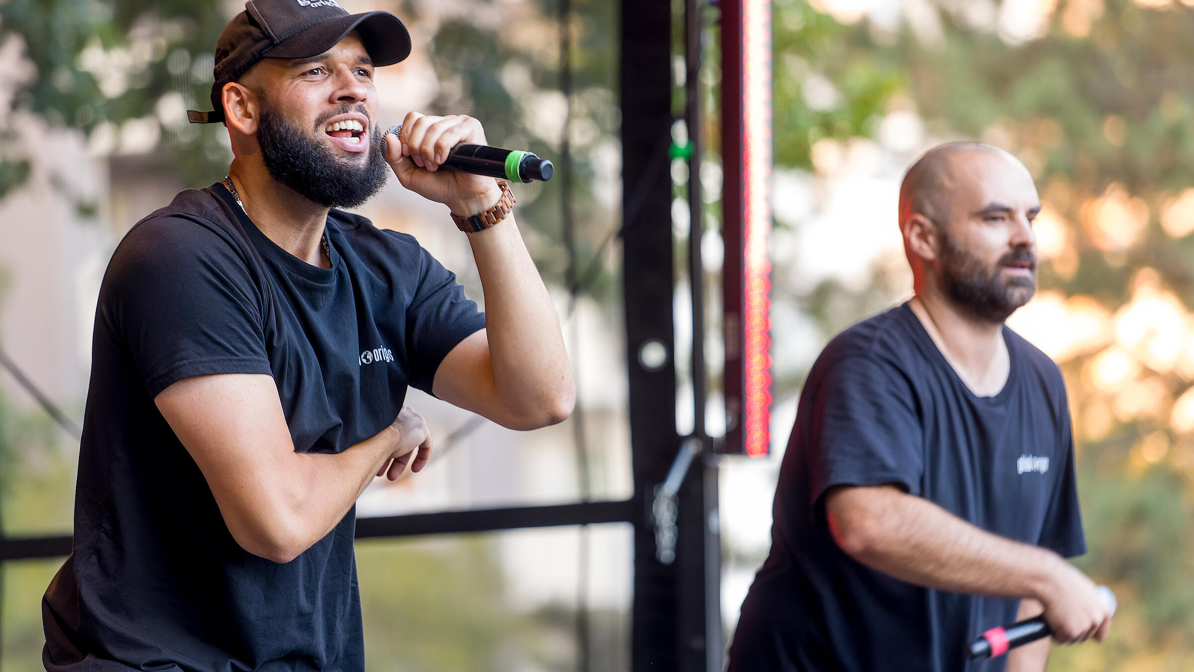 Außenaufnahme zeigt zwei Rapper in Aktion auf einer Bühne.