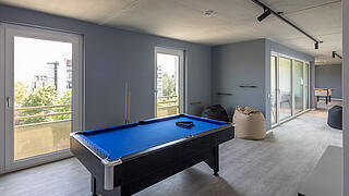 Innenaufnahme zeigt einen Billardtisch.