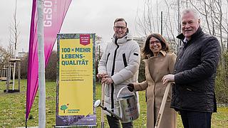 Lars Holborn, Christian Wilkens und Nadja Zivkovic pflanzen gemeinsam einen der 125 Jubiläumsbäume der Gesobau