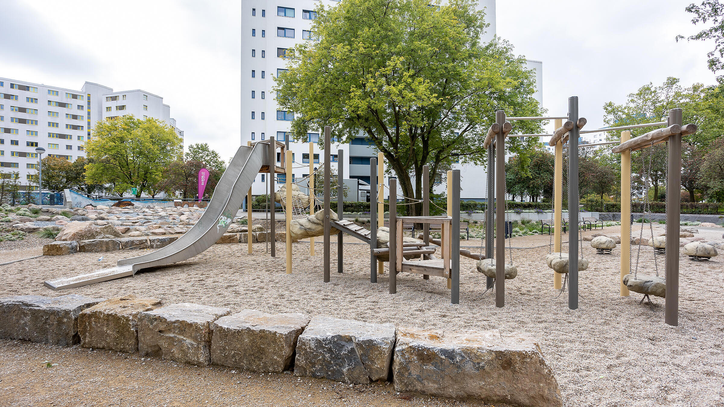 Außenaufnahme zeigt ein Klettergerüst im Kinderbereich der "Felsenschlucht" im Innenhof der Wohnhausgruppen rund um den Senftenberger Ring und die Quickborner Straße.