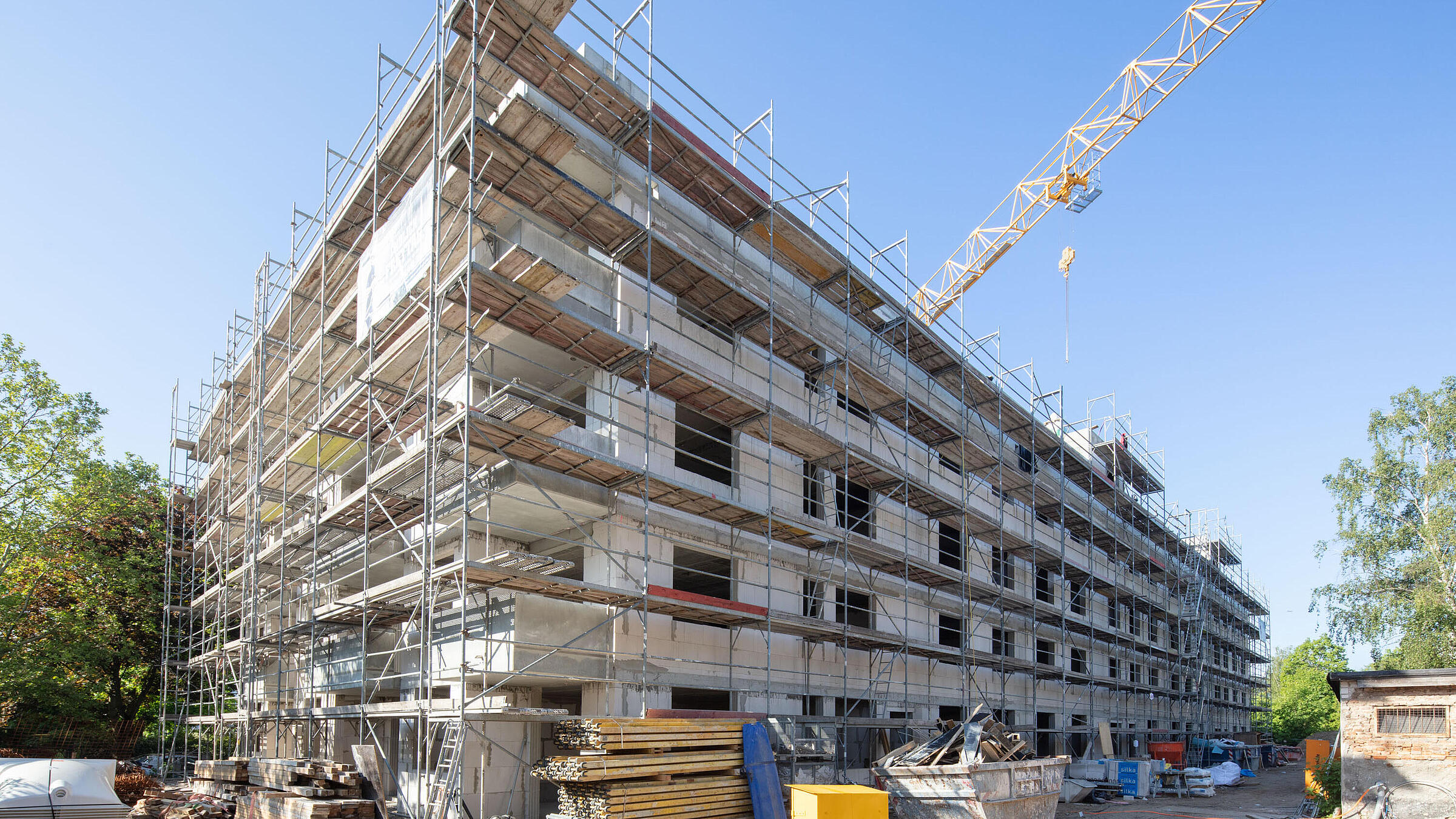 Gebäude im Bau mit Gerüst