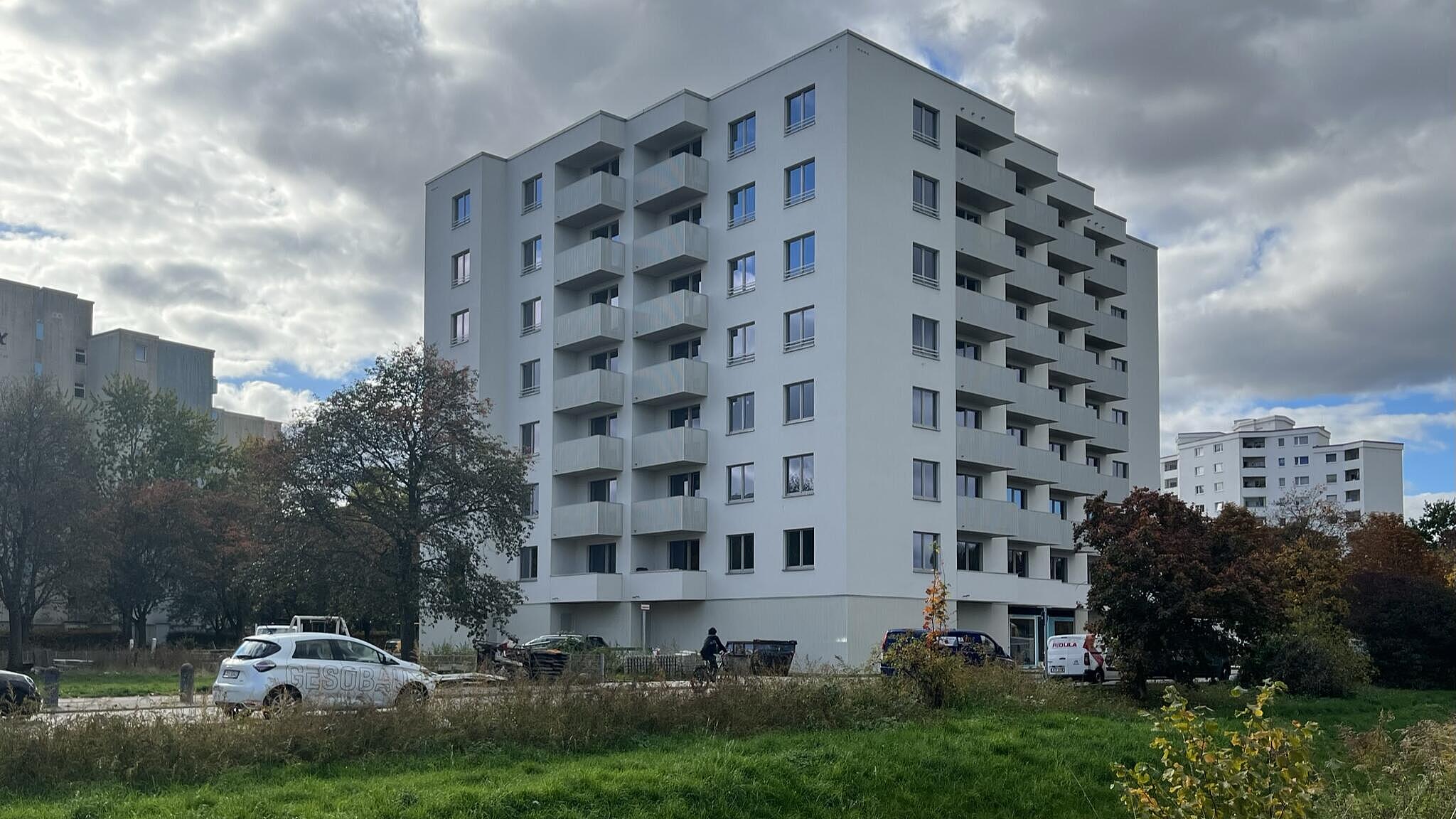 Außenaufnahme zeigt den Neubau Finsterwalder Straße in der nordöstlichen Ansicht.