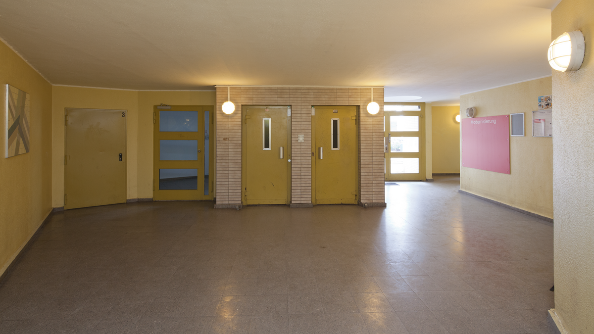 Alter Hauseingang mit Fahrstühlen WHG 917