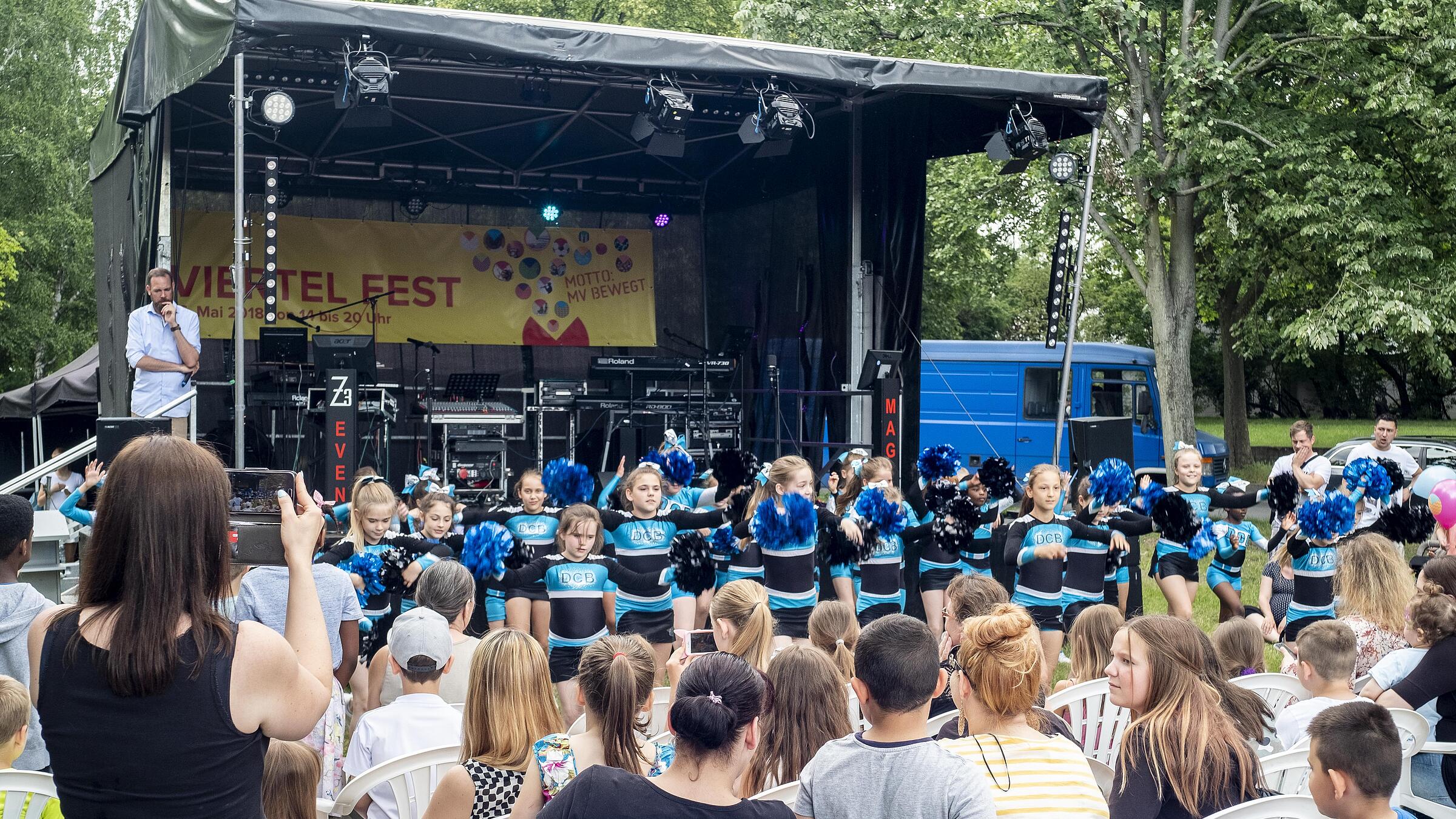 Cheerleader performen 