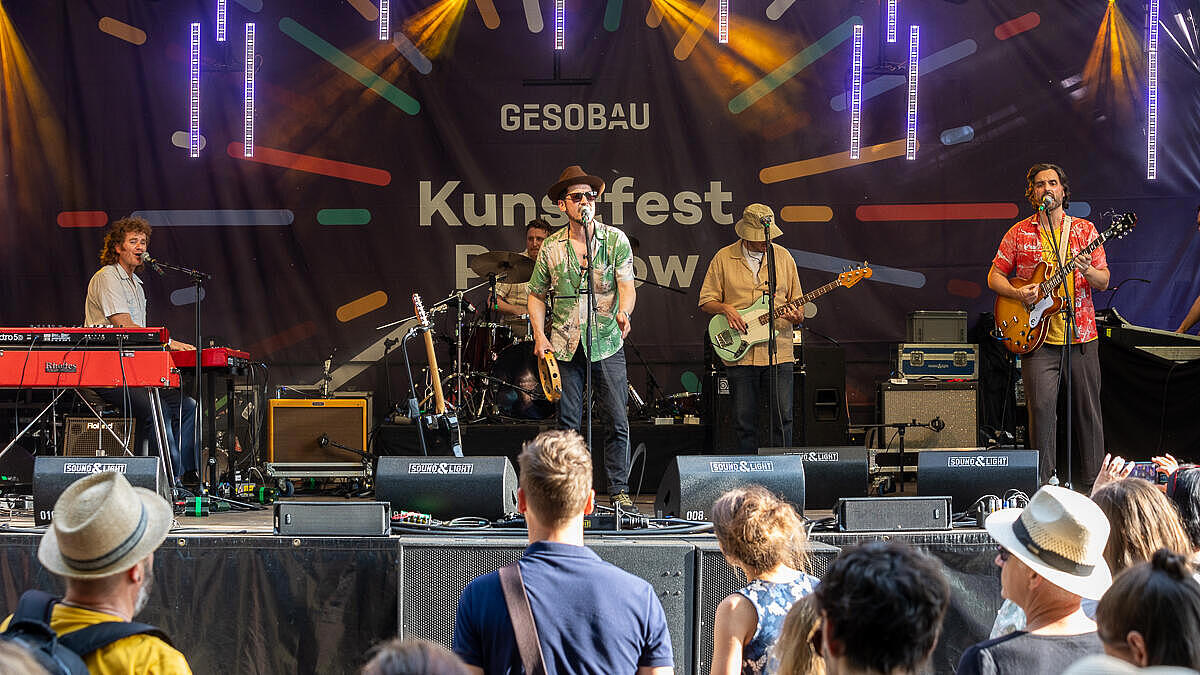 Außenaufnahme zeigt eine Band auf der Großen Bühne