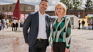 Heike Wessoly und Daniel Kautz vor dem Wasserspiel auf dem Stadtplatz im Gut Hellersdorf