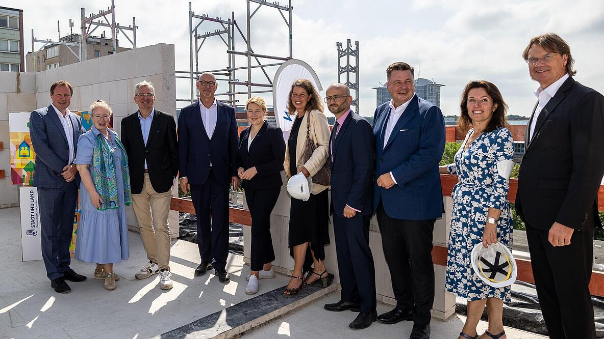 Gruppenfoto mit Franziska Giffey, Andreas Geisel und den Vorständen sowie Geschäftsführungen der landeseigenen Wohnungsbaugesellschaften