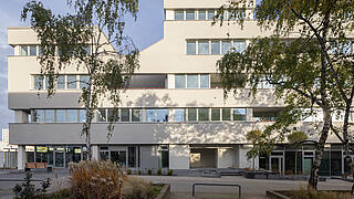 Außenansicht: Seitlicher Blick auf das neugestaltete Wohn- und Geschäftsgebäude im Wilhelmsruher Damm 142.