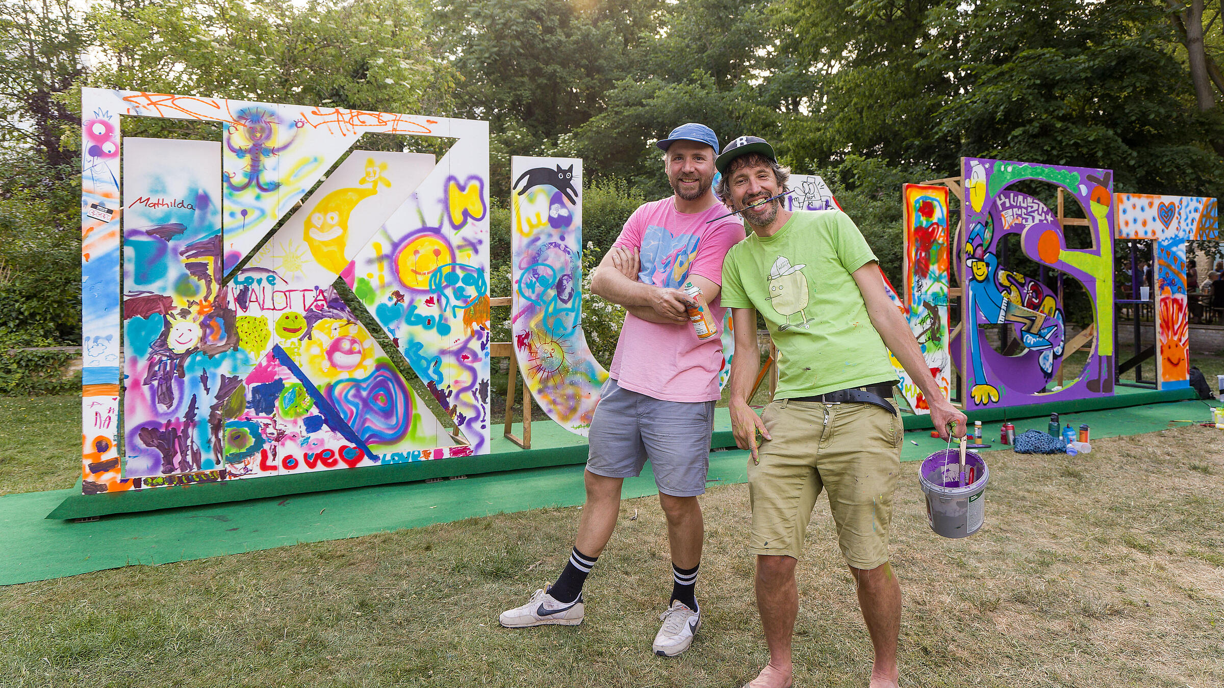 Das Duo PASPOP vor der Graffitiwand.