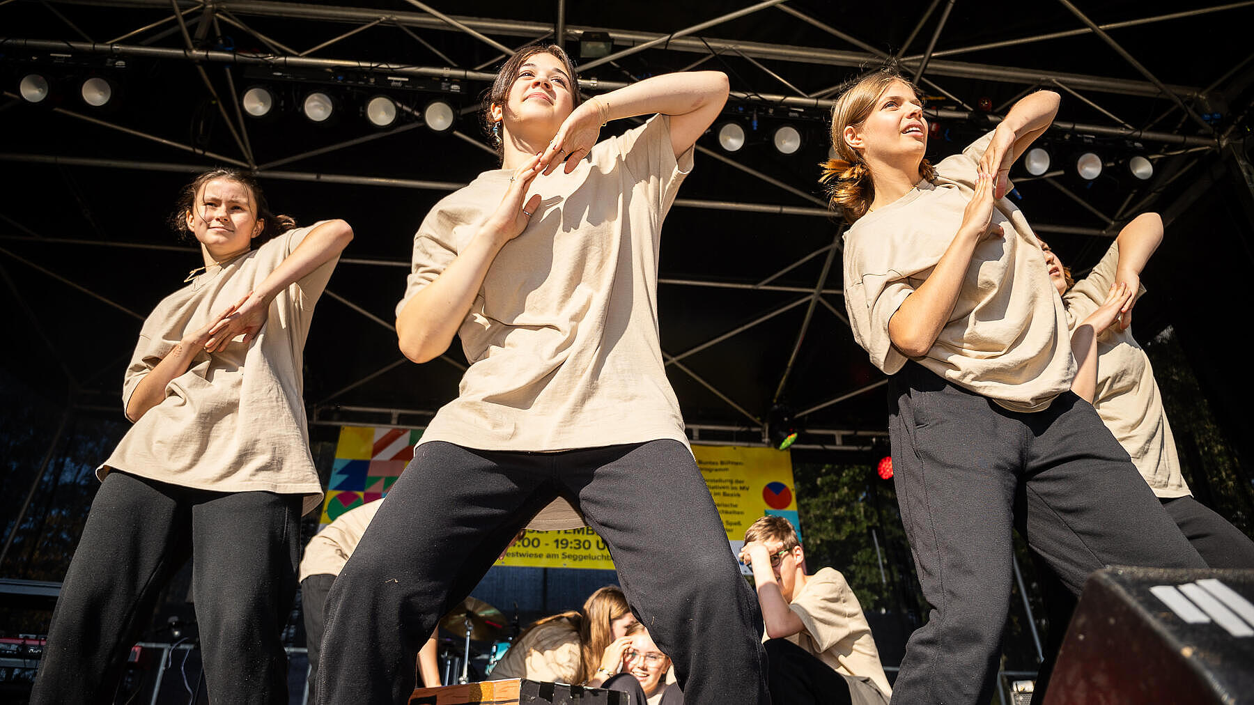 Außenaufnahme zeigt die Tanzgruppe "Endless G" auf der Bühne.