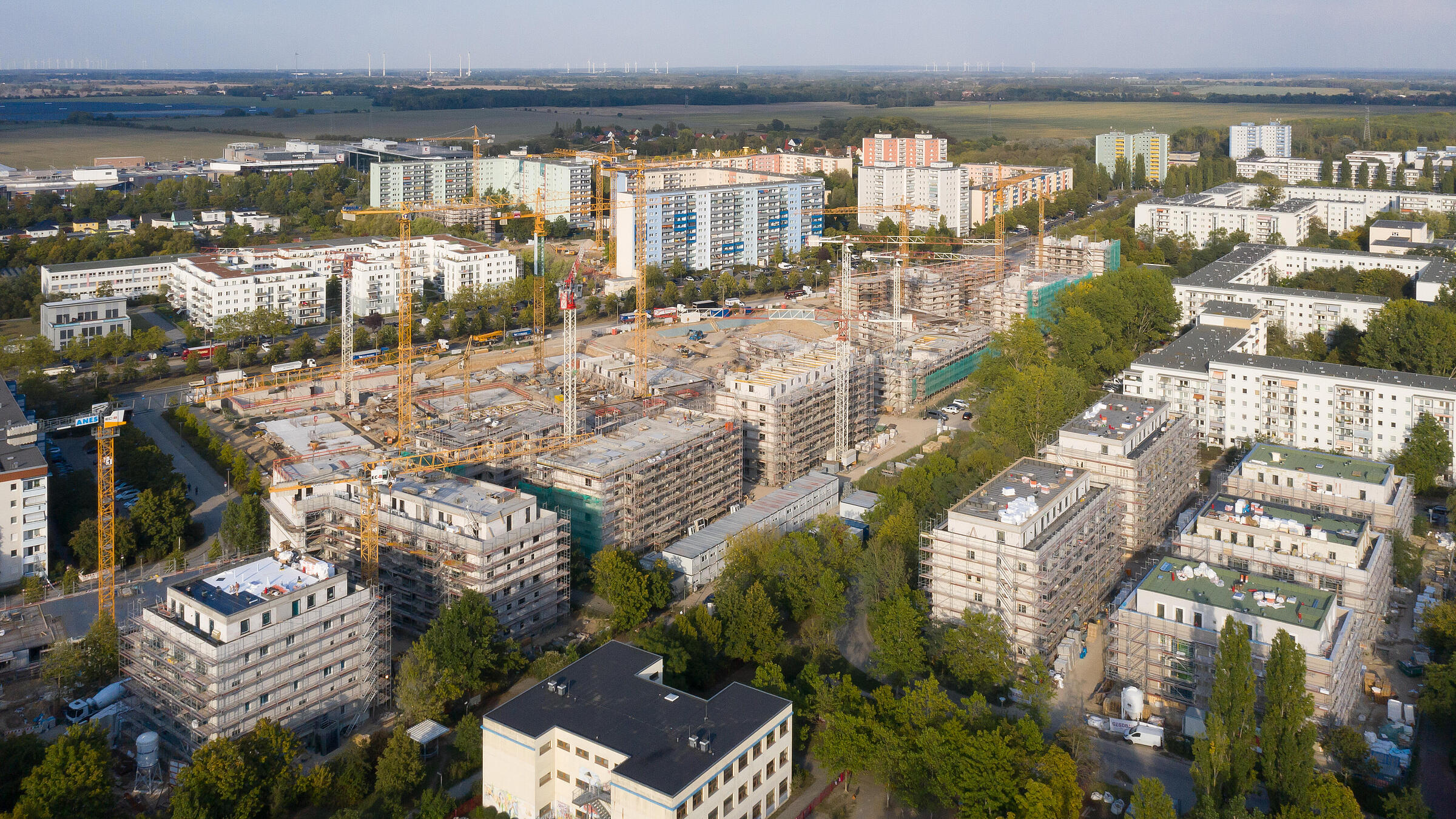 Luftaufnahme des Quartiers Stadtgut Hellersdorf: Wohnhäuser befinden sich im Bau und Baukräne sind zu sehen