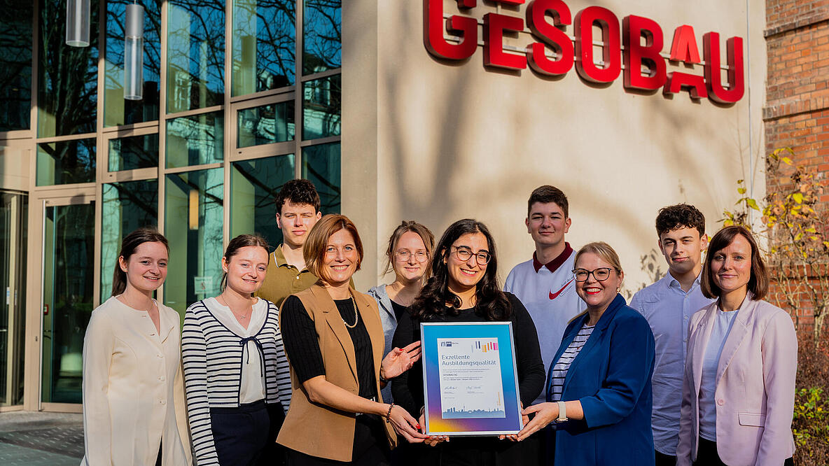 Auszubildende sowie die Ausbilungsleitung der GESOBAU nehmen die IHK-Auszeichnung für exzellente Ausbildungsqualtität entgegen. Vierte von links: Katja Krause, Bereichsleiterin Ausbildungsprüfungen bei der IHK Berlin. 