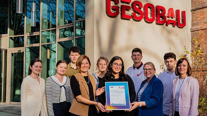 Auszubildende sowie die Ausbilungsleitung der GESOBAU nehmen die IHK-Auszeichnung für exzellente Ausbildungsqualtität entgegen. Vierte von links: Katja Krause, Bereichsleiterin Ausbildungsprüfungen bei der IHK Berlin. 