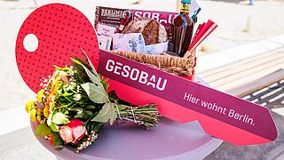 Bild zeigt Geschenkkorb, Blumen, Schlüssel für Schlüsselübergabe am Hamburger Platz.