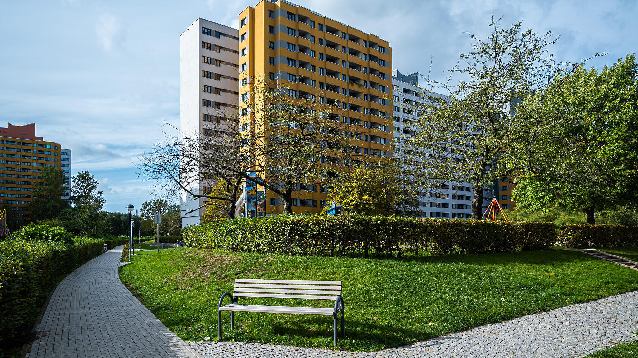 Bild zeigt neugestaltete Außenanlage im Märkischen Viertel. Im Hintergrund Wohnhäuser.