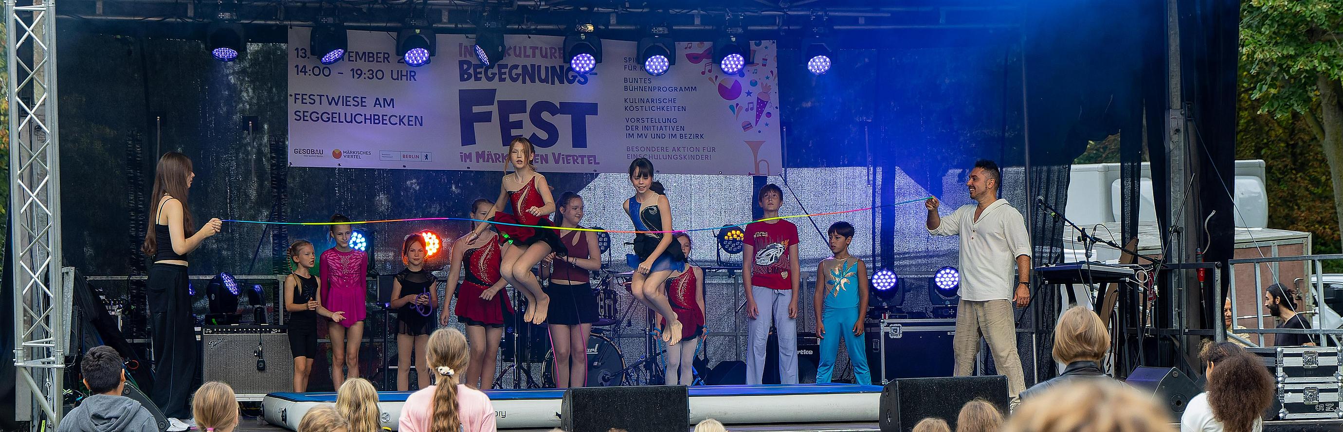 Blick auf die beleuchtete Begegnungsfest-Bühne