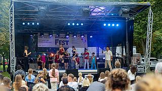 Blick auf die beleuchtete Begegnungsfest-Bühne